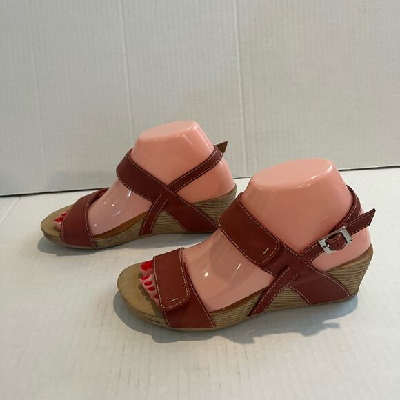 CLARKS Brown Rust 2" Wedge Heel Leather Upper Rubber Sole Sandal Shoes Size 7.5M - Picture 1 of 9